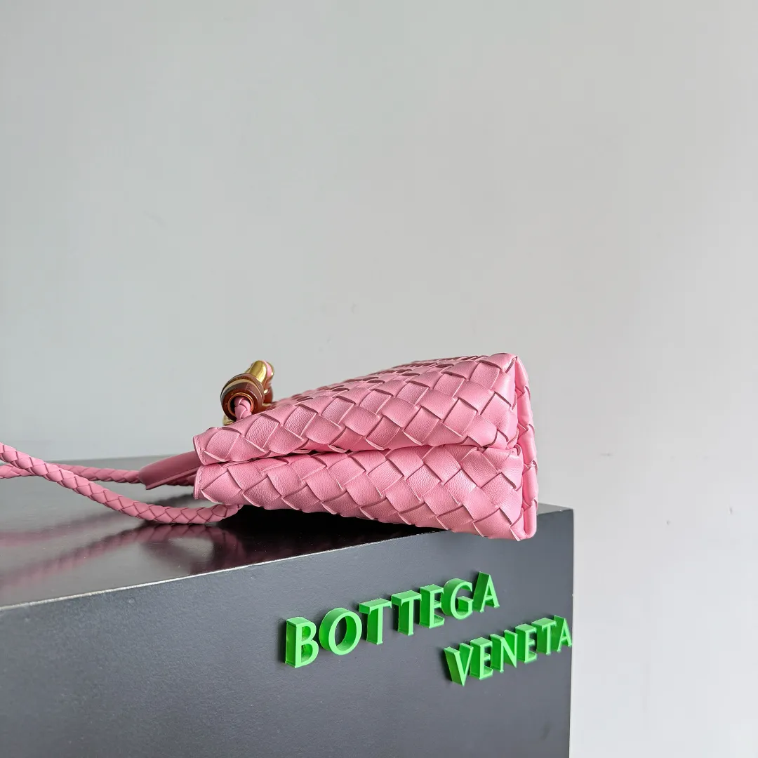 The new Andiamo batch of 3060 BV is shipped‼ ️The classic intercciato weaving process is used to create a soft bag, the metal knot is made of micro-cast aluminum using jewelry technology🪢, and the decorative beads are made of metal and hand-polished oak, allowing you to jump repeatedly between elegance and fun💃, making it unpredictable. Classic and versatile, it shows off your temperament, and the bag has a large capacity, making it very convenient for daily commuting! It has a variety of carrying methods, the shoulder straps can be adjusted by yourself, the original lambskin feels soft and delicate, and the unisex style breaks gender boundaries and brings a more practical and long-lasting use experience. The Andiamo, which has both elegant and casual styles, perfectly interprets the "fashionable old money style". Style No.: 743568+Wood Hardware Color: Ribbon Pink Size: 25*22*10.5cm